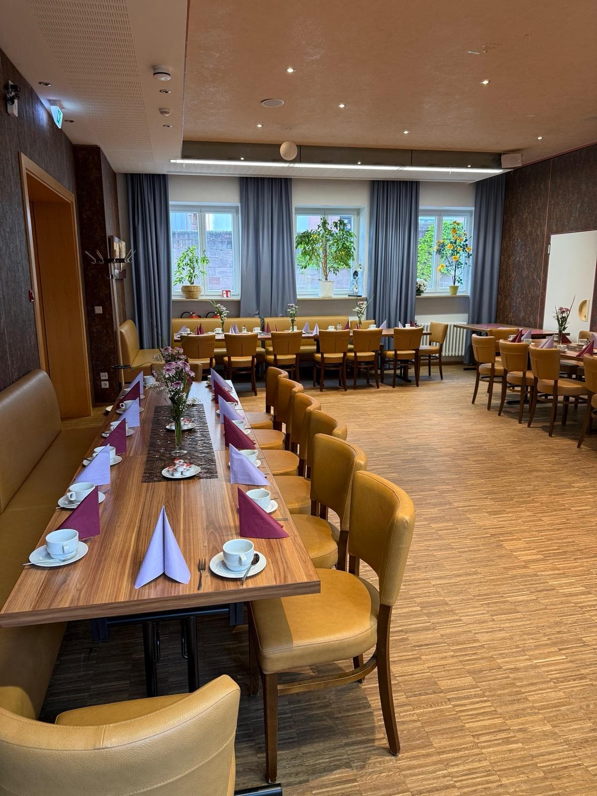 Festlich gedeckter Saal im Restaurant Evita